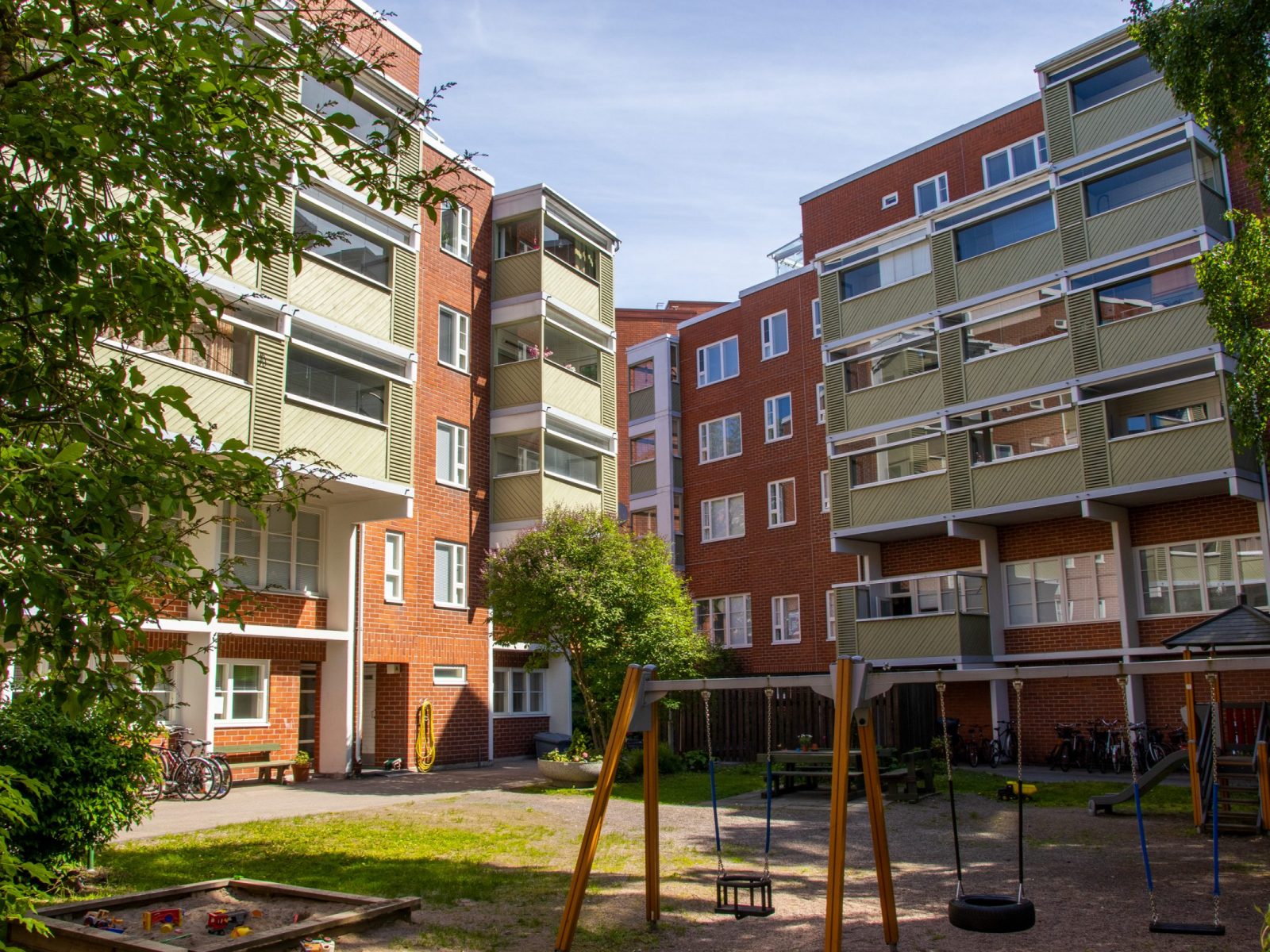 Onnistunut ikkunaremontti suuressa 1980 -taloyhtiössä