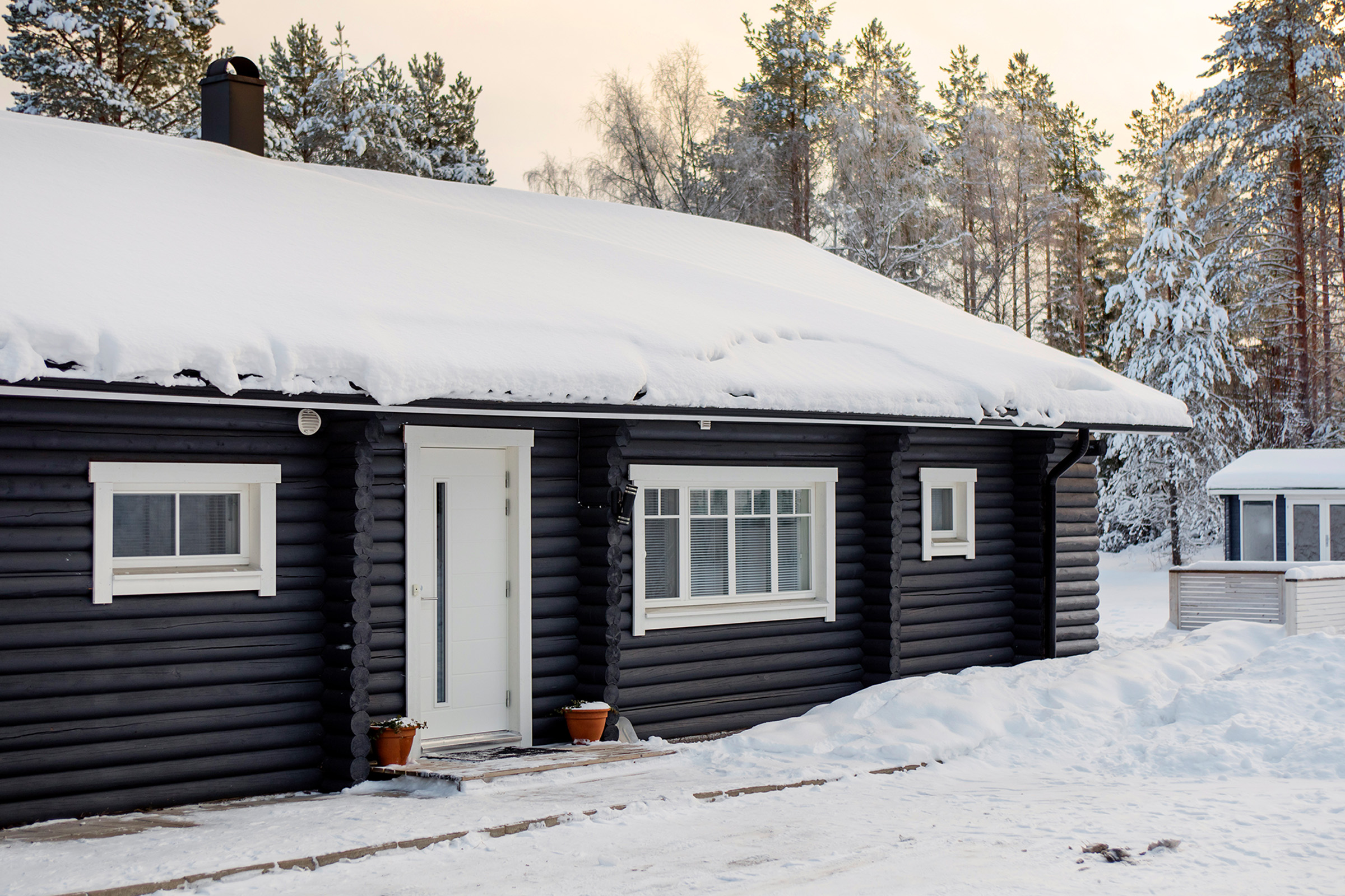 Omakotitalo Pihlan ikkunaremontin jälkeen talvimaisemissa.