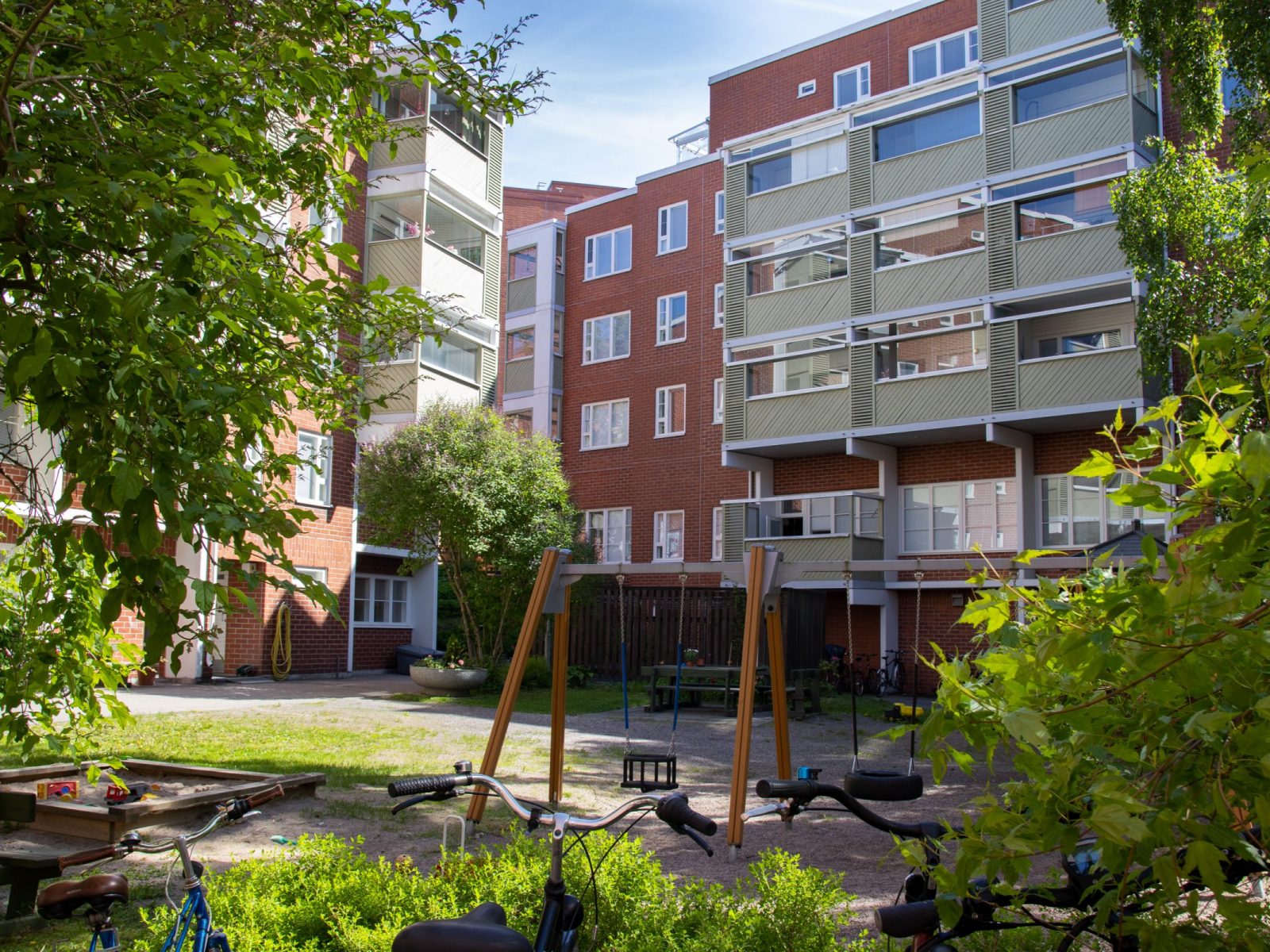 Onnistunut ikkunaremontti suuressa 1980 -taloyhtiössä