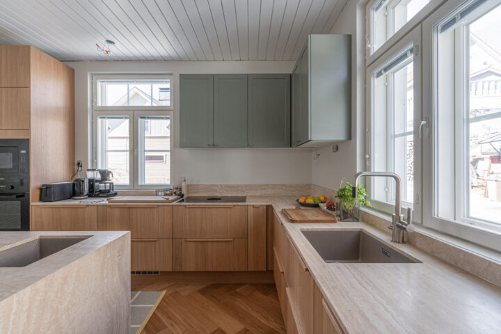 Keittiön ikkunat omakotitalossa, modernit ikkunat osana vaaleaa sisustusta.
