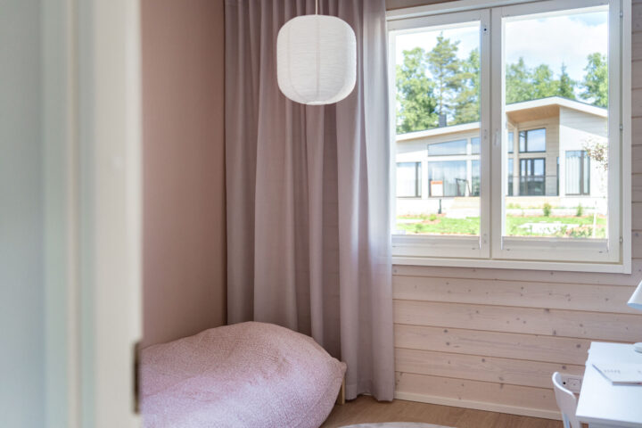 Vaalea huone, jossa Pihla-ikkuna lisää tilan valoisuutta ja avaruutta