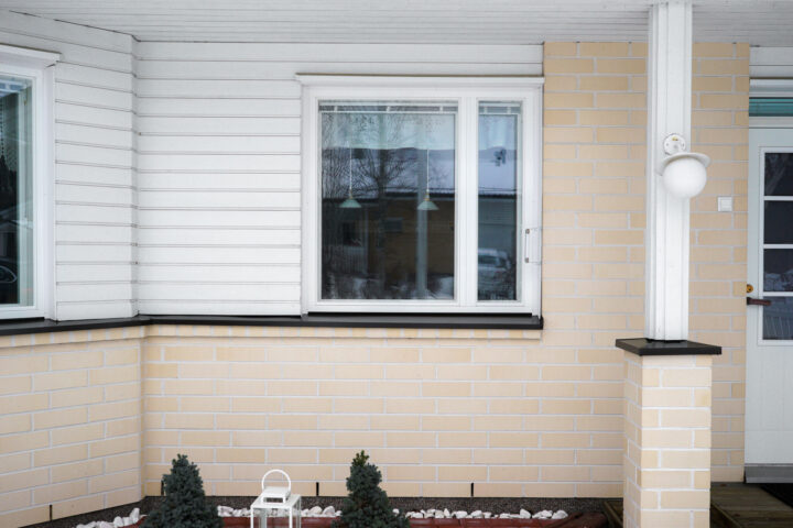 Omakotitalon julkisivu ikkunaremontin jälkeen. Valkoiset ikkunat sopivat kauniisti talon julkisivuun.